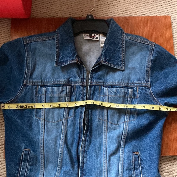 VINTAGE 90βs BILL BLASS FADED JEAN JACKET!
π at the cuffs!! Classic 90s. Med. - Picture 10 of 11